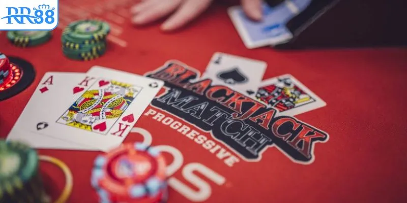 Người chơi áp dụng bảng quyết định cơ bản khi chơi blackjack