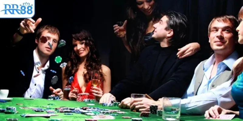 Casino là gì: bàn chơi bài và chip trong một sòng bài