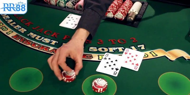 Chiến thuật chơi blackjack với tay bài Át và quân 10 trên bàn casino