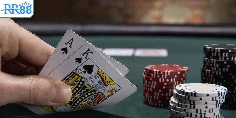Bắt đầu ván blackjack: chia hai lá và lá ngửa của nhà cái